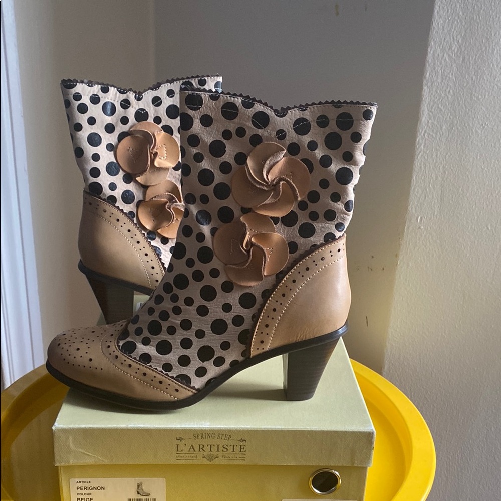 🌺NWT, SPRING STEP L'ARTISTE Women's Polka Dot Leather, Beige & Black Boots in 42